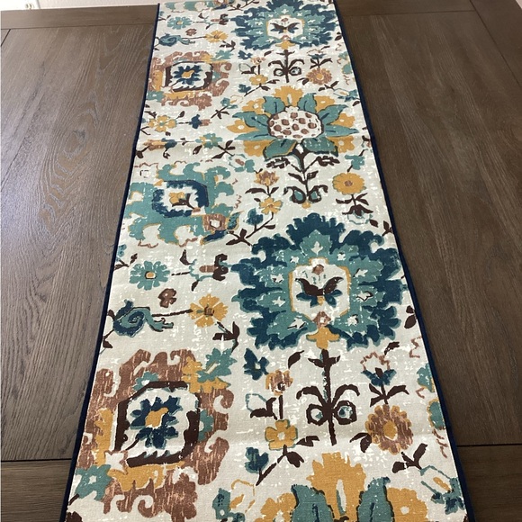 Floral Pattern Table Runner - Picture 4 of 7